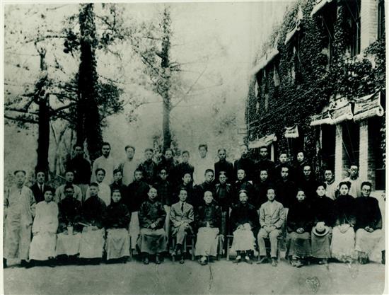 清华大学国学研究院首届研究生毕业师生合影（1926年，第二排右起第二人为徐中舒先生）